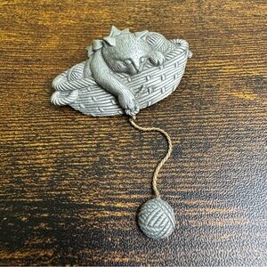 JJ Jonette Jewelry Cat in Basket Brooch with Ball of Yarn Pewter Silver Colour